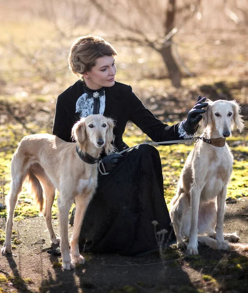 Eski Tarz Giyinmiş Genç Bir Kadın Köpeklerle Birlikte Doğada Duruyor — Stok fotoğraf