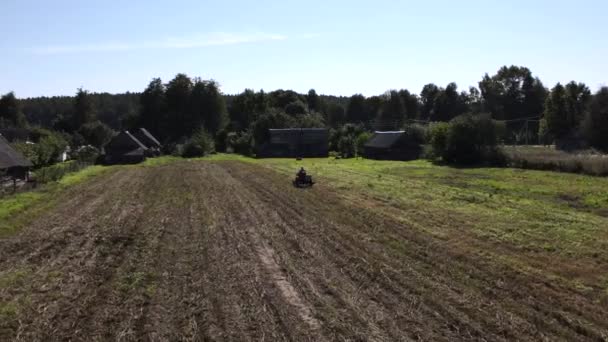 Landwirt gräbt mit kleinem Traktor Kartoffeln aus — Stockvideo