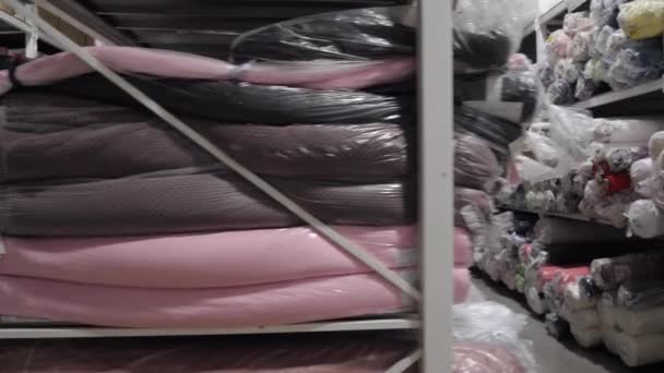Widok półki z rolkami tkanin kolorowych — Wideo stockowe