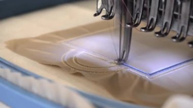 Kumaş üzerinde endüstriyel dikiş makinesi nakış deseni
