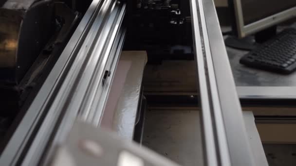 Una vecchia stampante industriale stampa un motivo su tessuto — Video Stock
