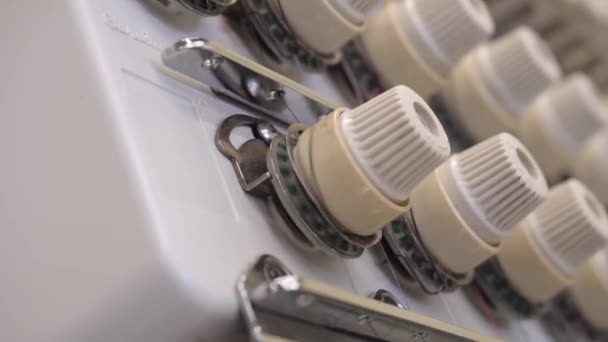 Kumaş üzerinde endüstriyel dikiş makinesi nakış deseni — Stok video