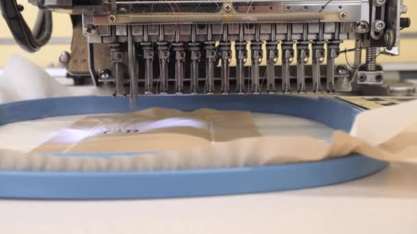 Patrón de bordador de máquina de coser industrial en tela — Vídeos de Stock
