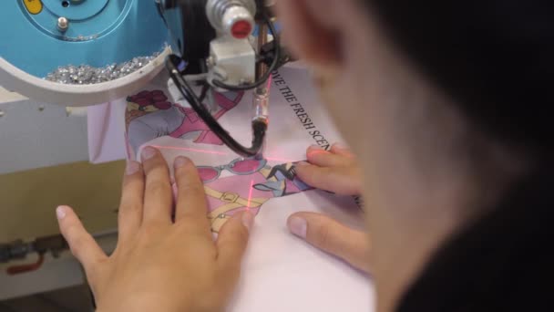 Processen att applicera strass på kläder med hjälp av en industriell maskin. — Stockvideo