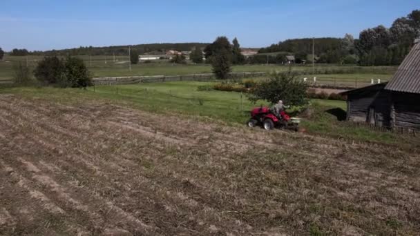 Fermierul sapă cartofi cu un tractor mic — Videoclip de stoc