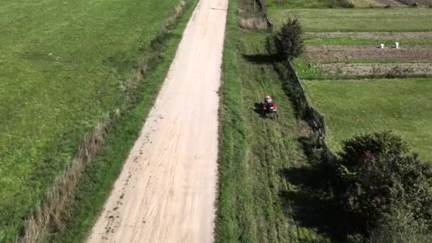 Landwirt gräbt mit kleinem Traktor Kartoffeln aus — Stockvideo