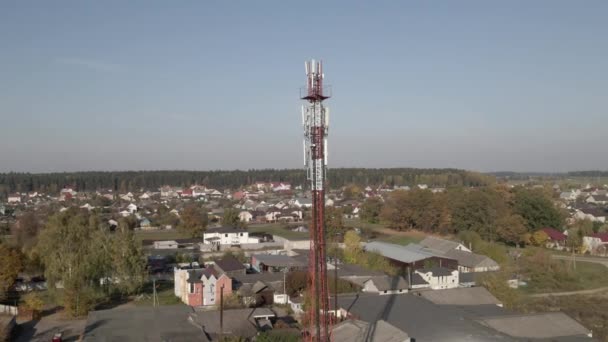 Vista de pájaro de la torre celular. — Vídeos de Stock
