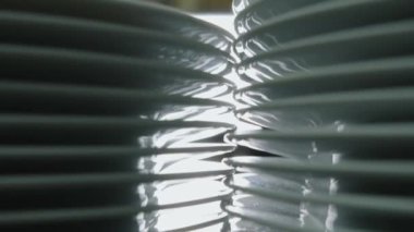 Raflarda duran tabak yığınları