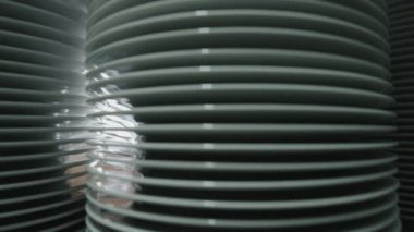 Raflarda duran tabak yığınları