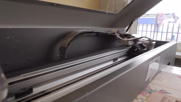Uma velha impressora industrial imprime um padrão em tecido — Vídeo de Stock