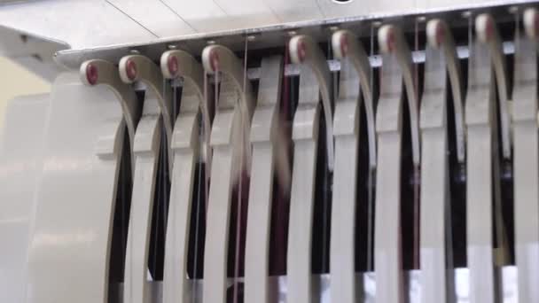 Patrón de bordador de máquina de coser industrial en tela — Vídeos de Stock