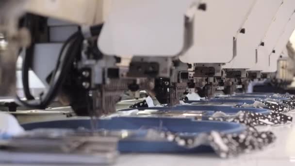 Máquina de costura industrial Bordar padrão na tela — Vídeo de Stock
