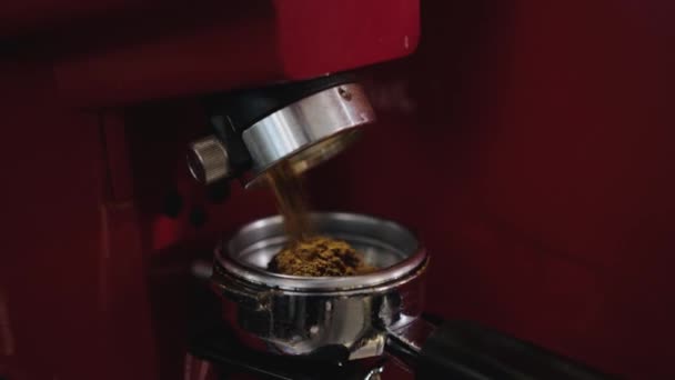 El café se vierte en una taza de un molinillo de café — Vídeos de Stock
