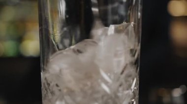 Barmen bardakta buz küpünü sallıyor.
