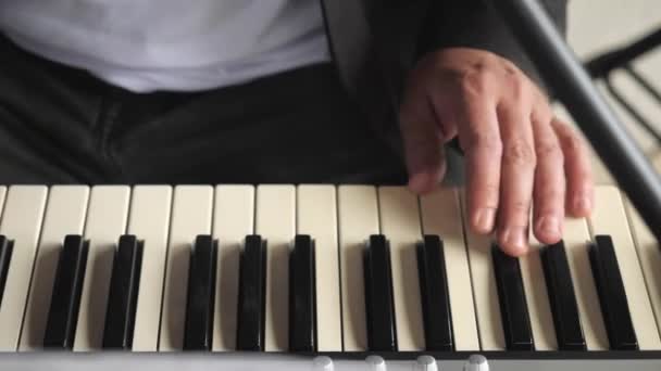A mans hands play the piano — Stok Video