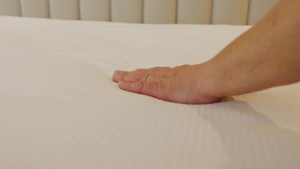 Een hotelmedewerker maakt het bed op Rechtenvrije Stockvideo