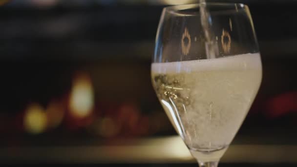 Il cameriere versa lo champagne nei bicchieri — Video Stock