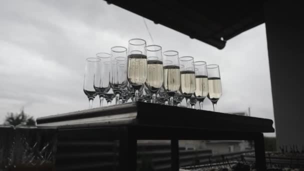Massor av champagneglas ligger på bordet. — Stockvideo
