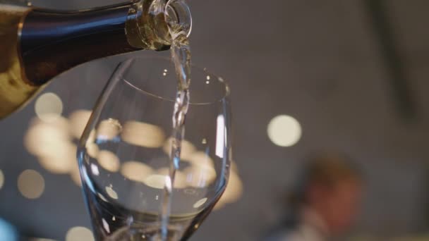 Официант наливает шампанское в бокалы — стоковое видео