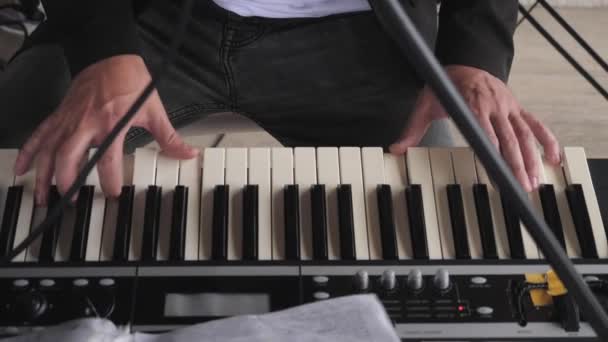 Een mensenhand speelt piano Stockvideo