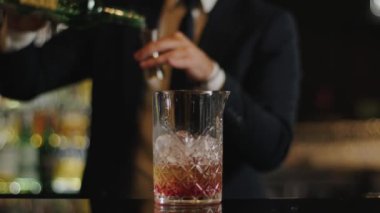 Barmen kokteyl hazırlar. Yüksek kalite 4k görüntü