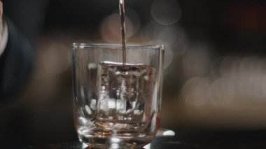 Barmen kokteyl hazırlar. Yüksek kalite 4k görüntü