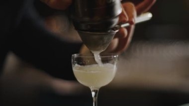 Barmen kokteyl hazırlar. Yüksek kalite 4k görüntü