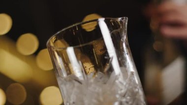 Barmen kokteyl hazırlar. Yüksek kalite 4k görüntü