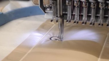 Kumaş üzerinde endüstriyel dikiş makinesi nakış deseni. Yüksek kalite 4k görüntü