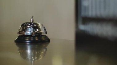 Bir kadın otel resepsiyonunda zile basar. Yüksek kalite 4k görüntü