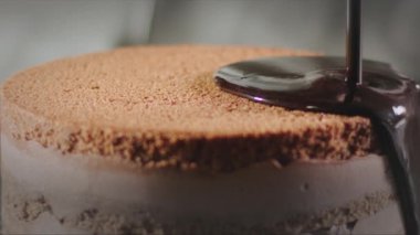 Sıvı çikolata yavaşça kekin üzerine dökülür. Yüksek kalite 4k görüntü