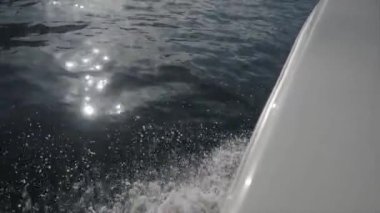 Yüzen bir tekneden su sıçrıyor. Yüksek kalite 4K görüntü. Yavaş çekim