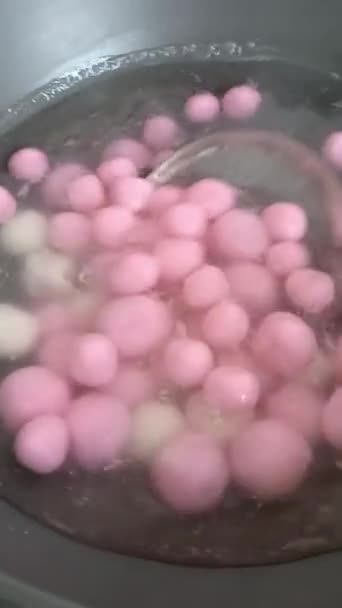 ビデオDongzhi唐元沸騰のプロセスを示す 甘いもち米の粉ボール — ストック動画