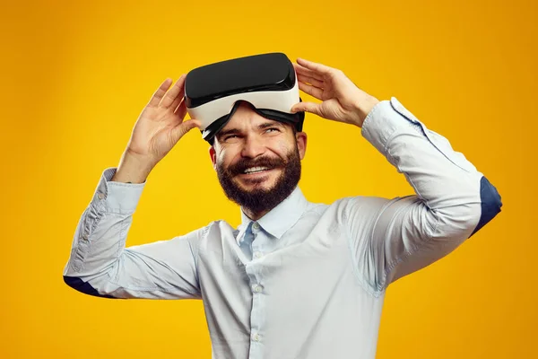 Man klaar om de VR bril op en duik in virtual reality wereld — Stockfoto