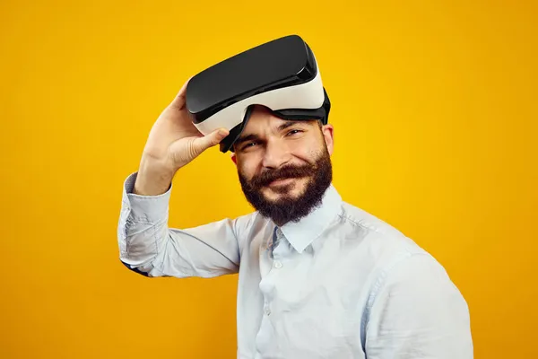 Man ready to put the VR goggles on and dive into virtual reality world — Stock Photo, Image