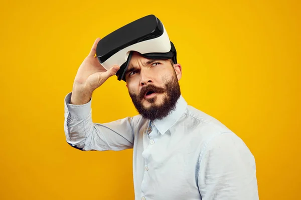 Young man ready to put the VR goggles on and dive into virtual reality world — Stock Photo, Image