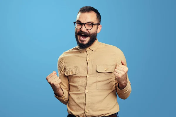 Homem excitado a usar óculos, age como se ganhasse algo com espaço para cópias. — Fotografia de Stock
