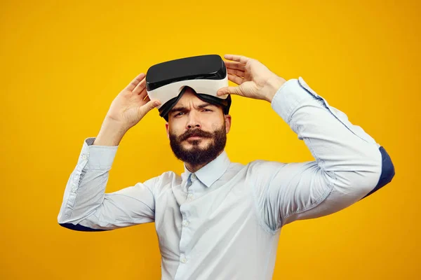 Young guy ready to put the VR goggles on and dive into virtual reality world — Stock Photo, Image