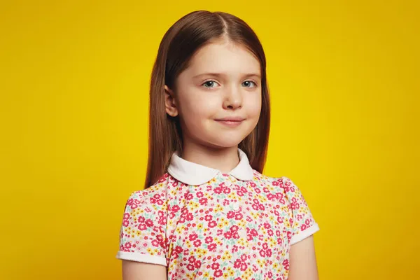 여름 옷을 입은 매력적 이고 귀여운 소녀가 노란 배경 위로 격리되어 있다 — 스톡 사진