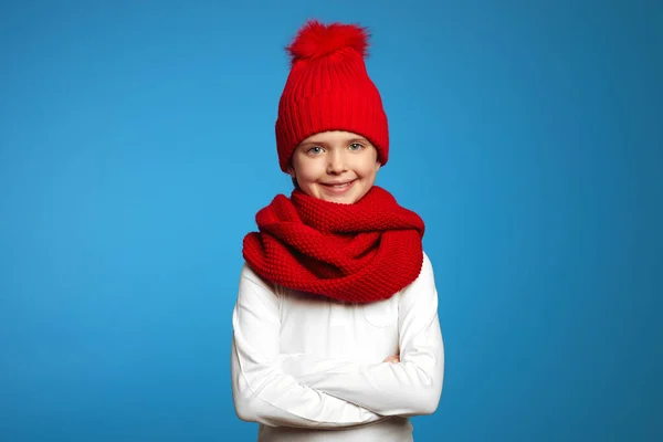 빨간 스카프와 모자를 쓴 어린 소녀가 크로스오버 손으로 카메라를 보고 있습니다 — 스톡 사진