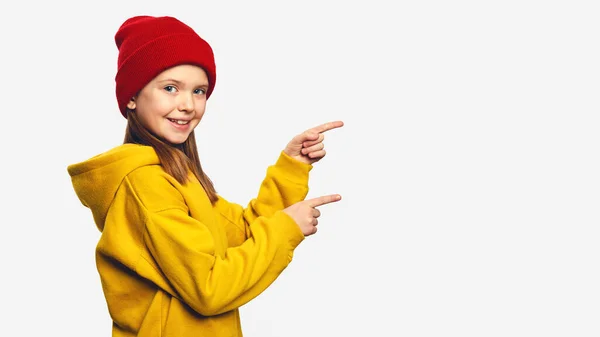 Hipster lány pontokat mindkét mutatóujját a másolás helyet a reklám — Stock Fotó
