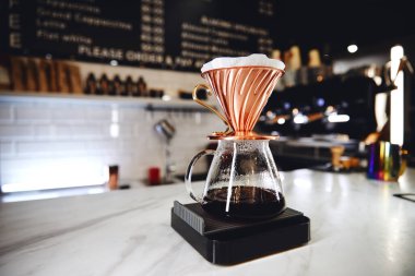 V60 hario kahve damlatıcısı, arka planda kahve için cihazlar