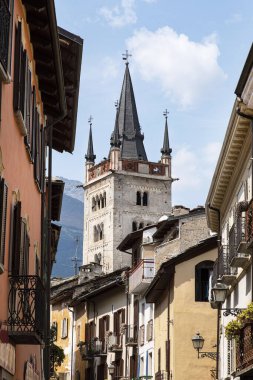 İtalya 'nın tarihi Susa kasabasının antik kilisesi.