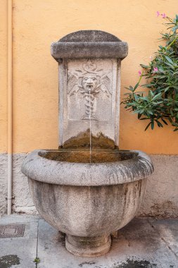 Kadife heykeli olan antik bir çeşmeye yakın plan.