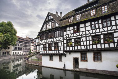 Fransa 'nın Strazburg şehrinde Petite France' ın tipik eski evleri