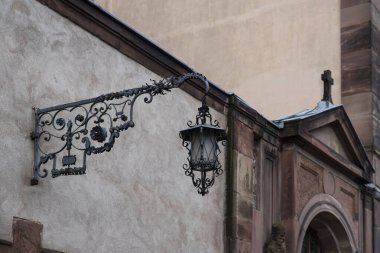 Çiçekler ve arabesk ile işlenmiş demir sokak lambası