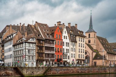 Strazburg, Fransa 'daki tipik eski evlerin mimarisi