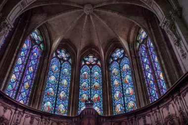 Fransa 'daki Verdun katedralinin içindeki dini vitraylar.
