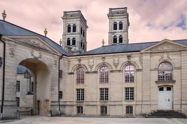 法国凡尔敦大教堂和世界和平中心 — 图库照片