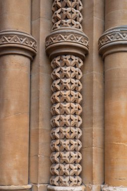 Dtail du portail d'entre de l'glise de Saint Remi dans la ville de Charleville-Mzire en France